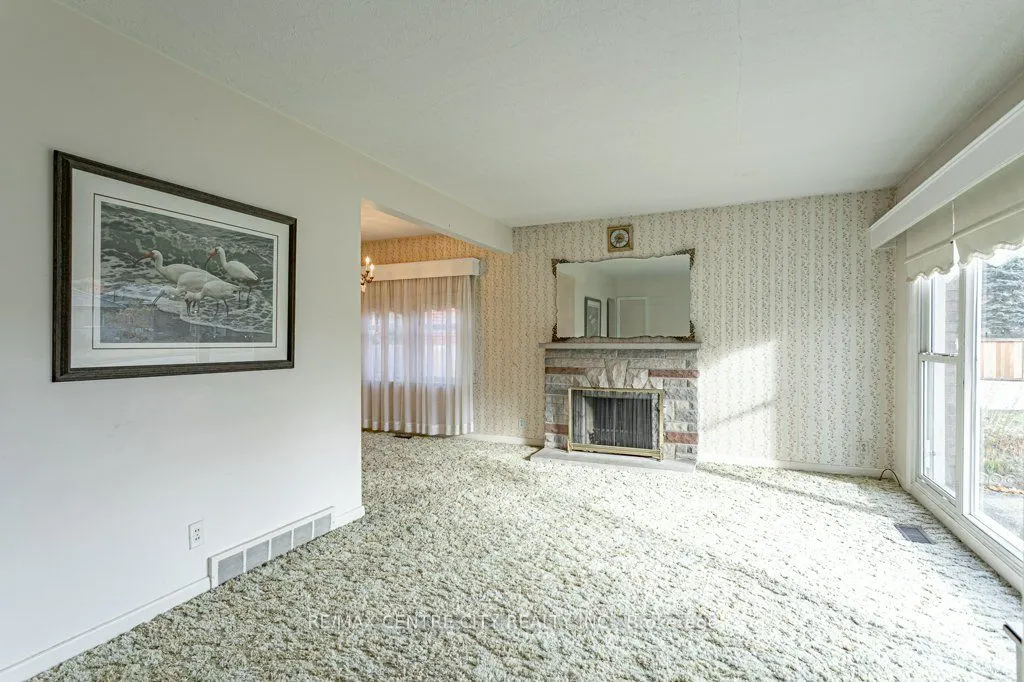165 Ellsworth Crescent