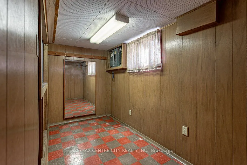 165 Ellsworth Crescent