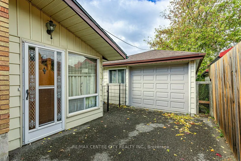 165 Ellsworth Crescent