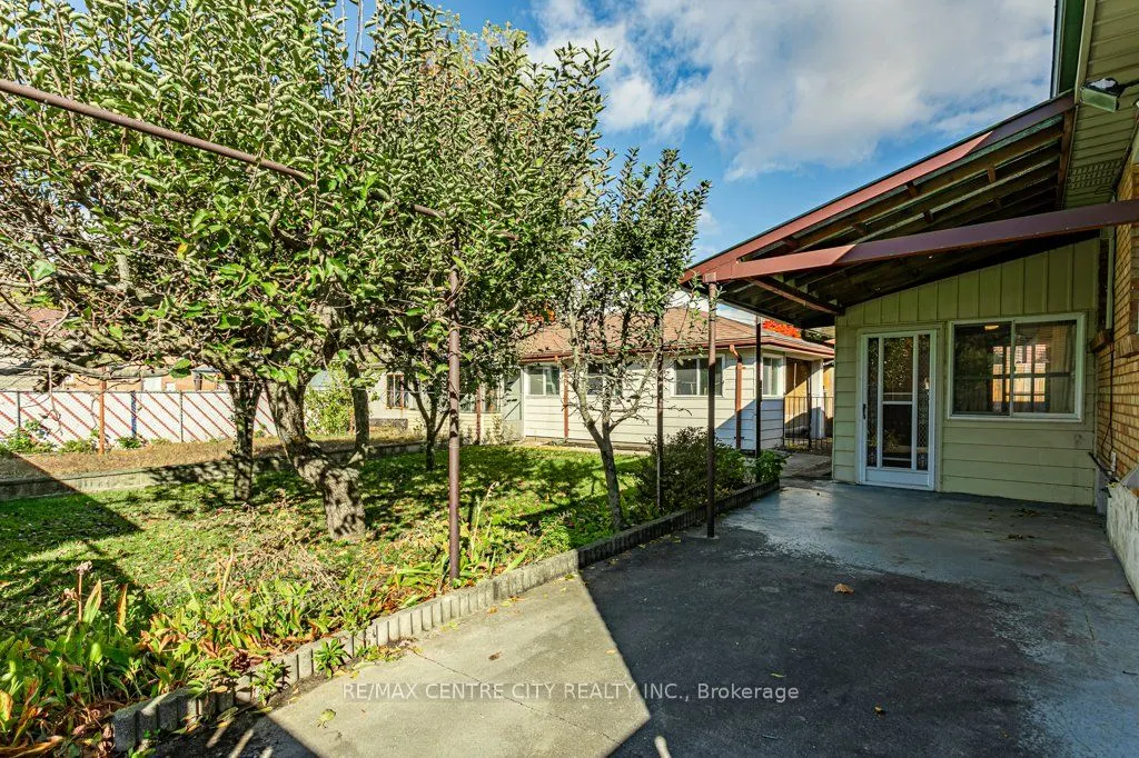 165 Ellsworth Crescent