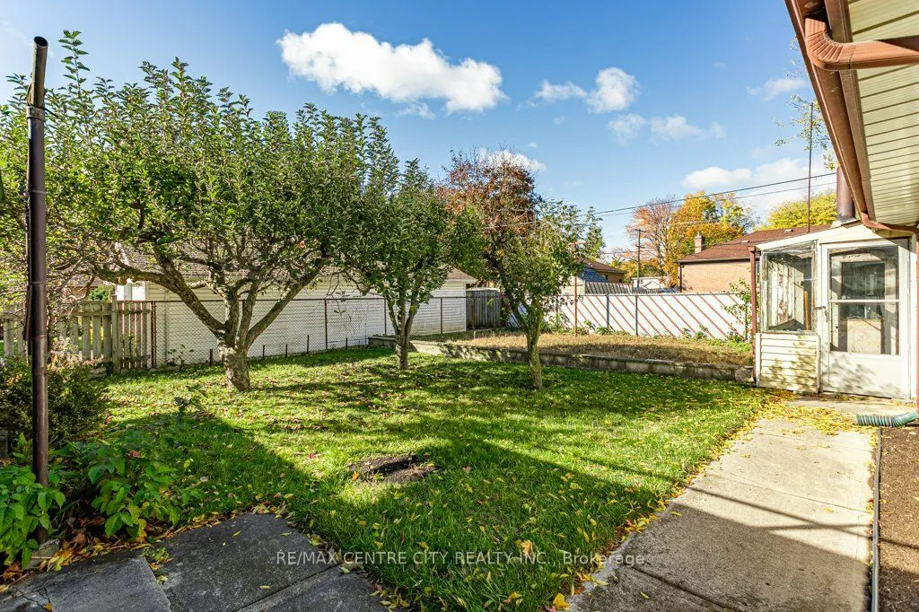 165 Ellsworth Crescent