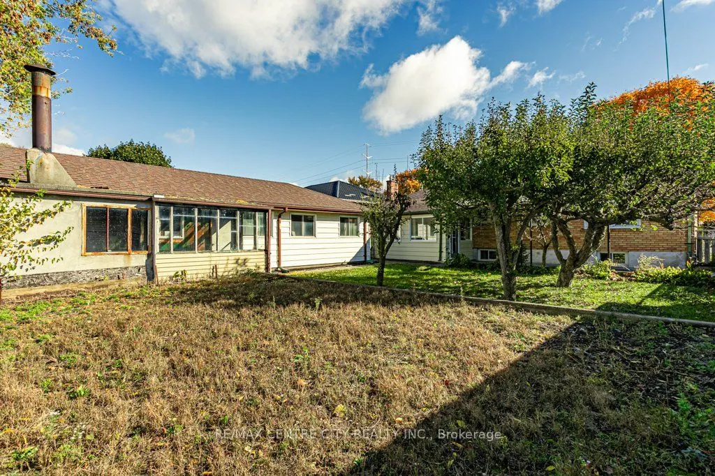 165 Ellsworth Crescent