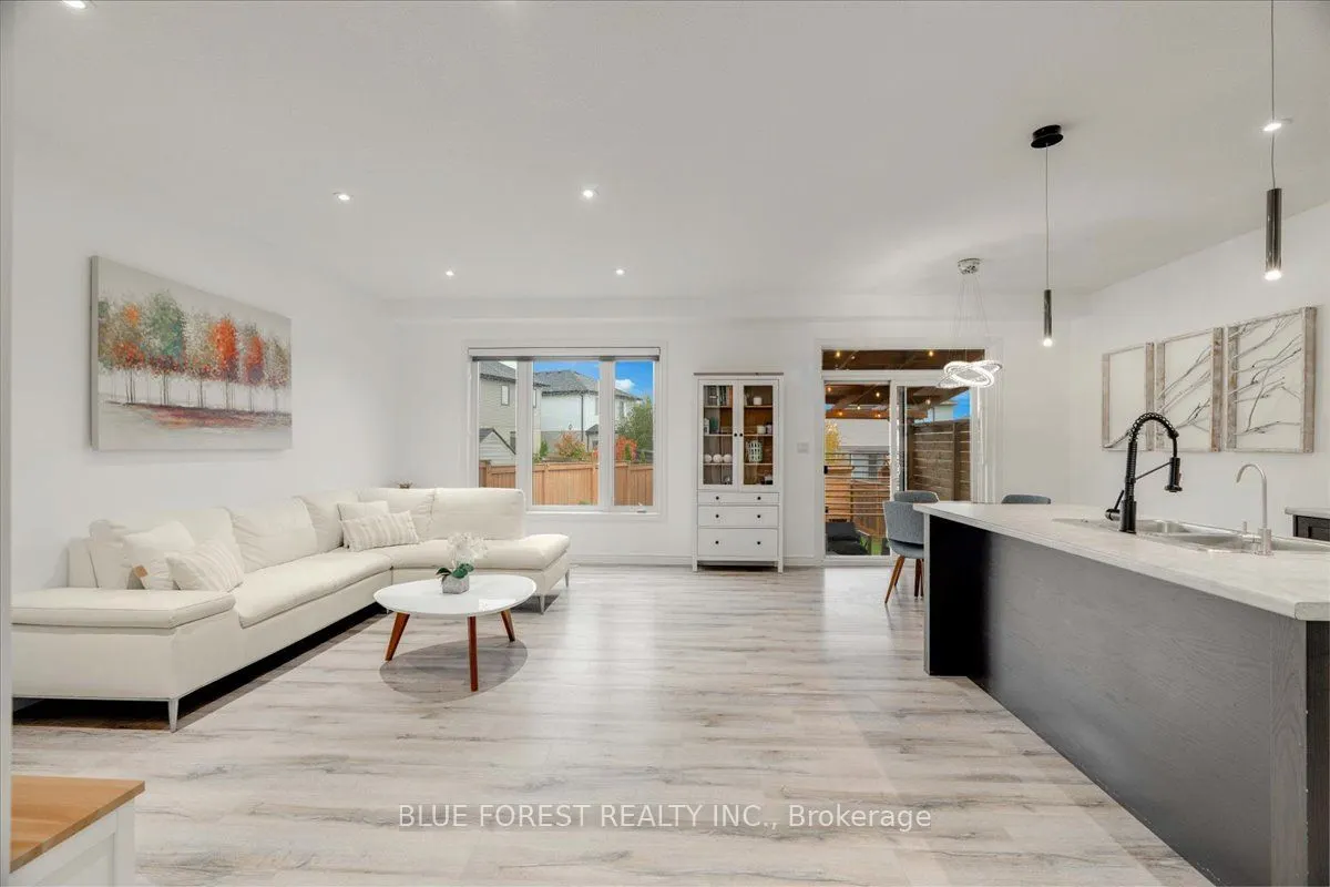 1819 Foxridge Crescent