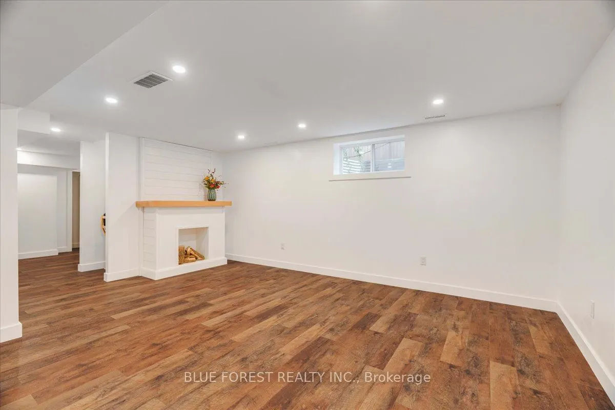 1819 Foxridge Crescent