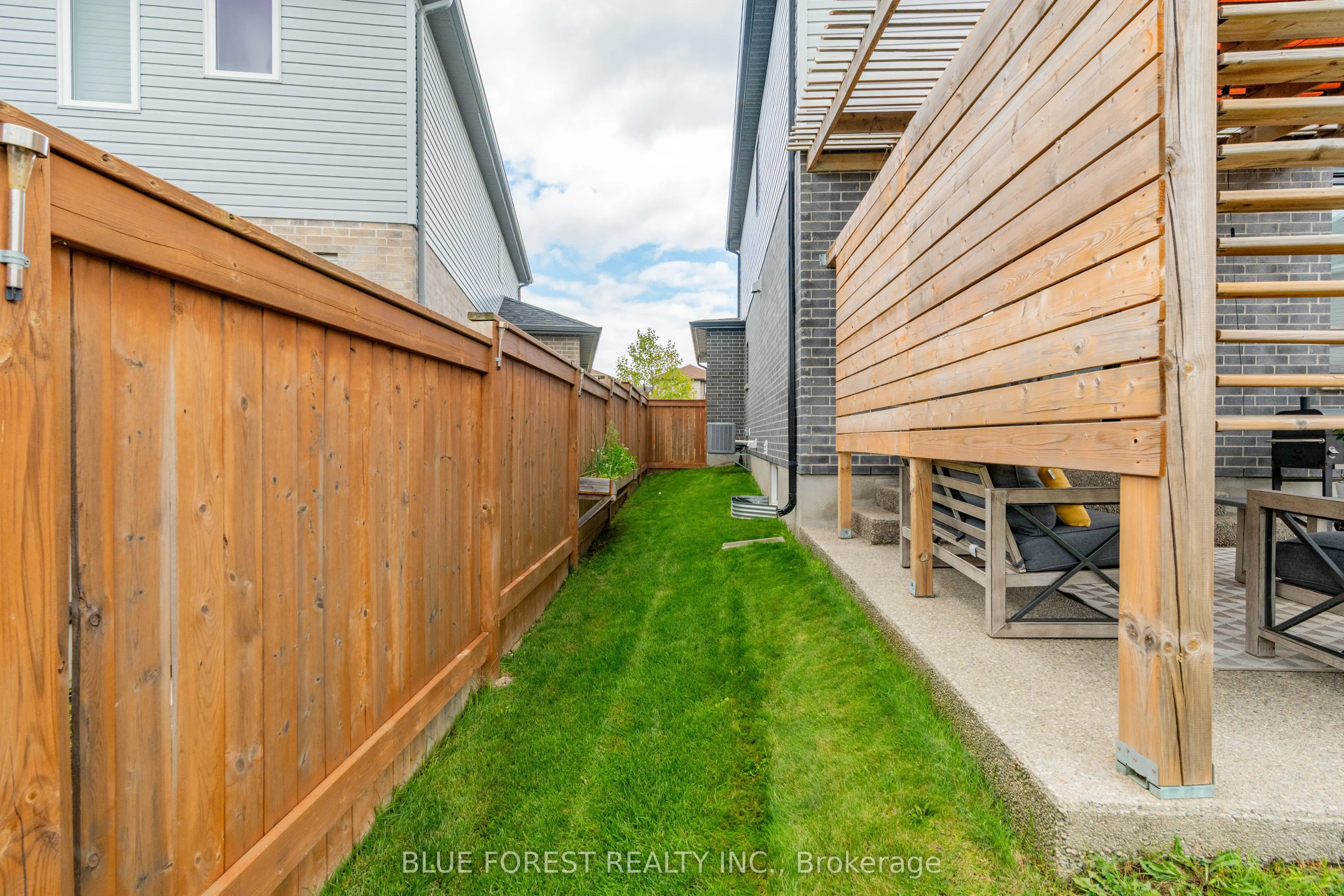 1819 Foxridge Crescent