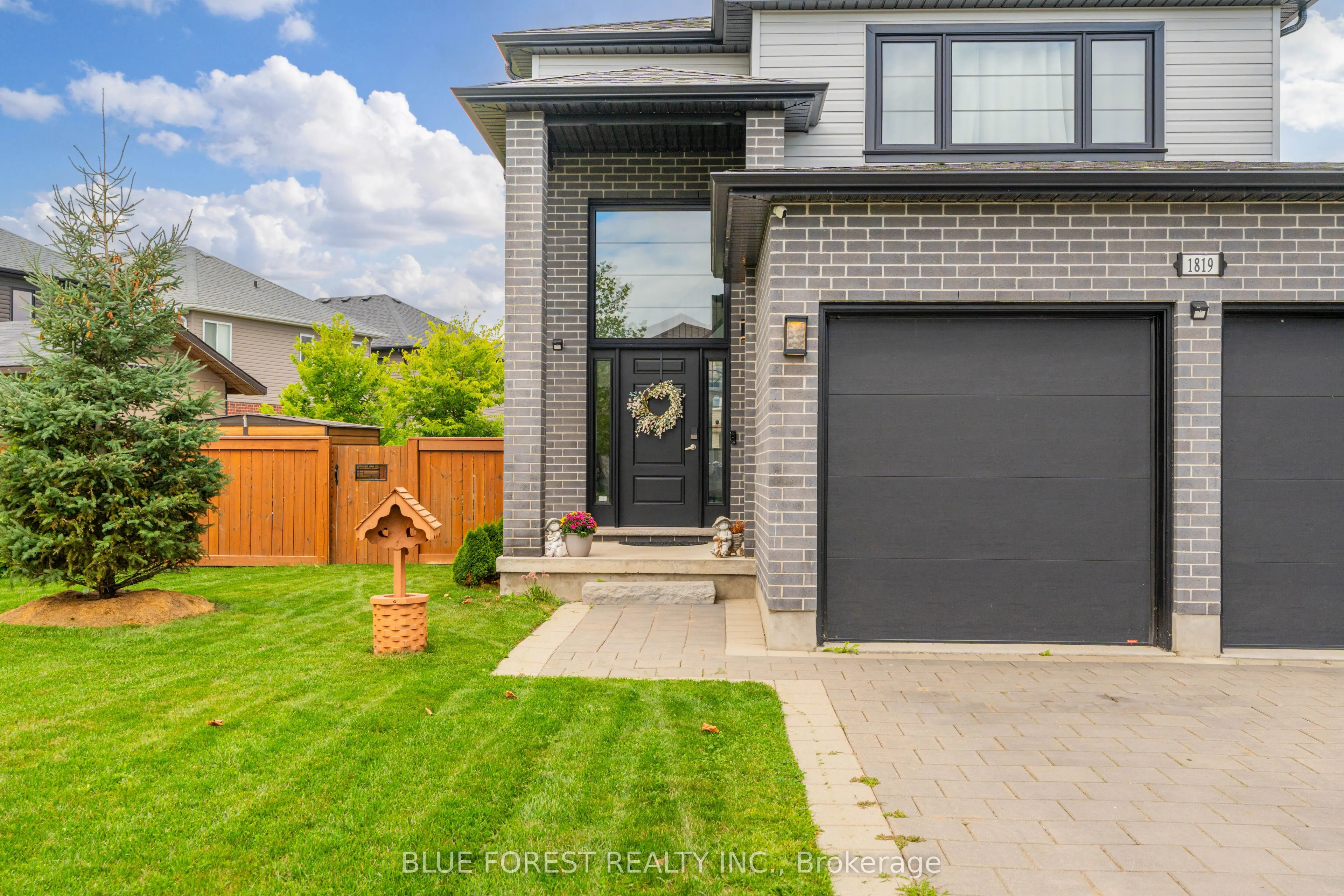 1819 Foxridge Crescent