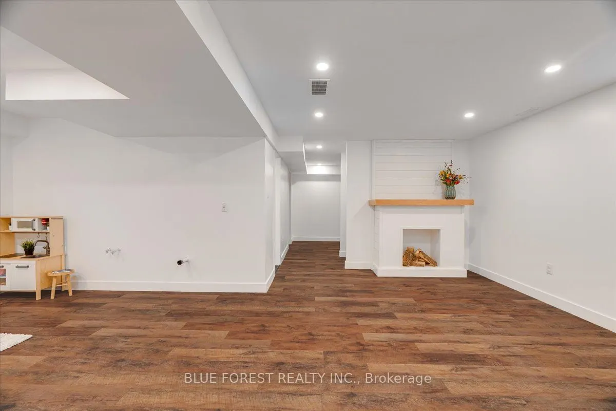 1819 Foxridge Crescent