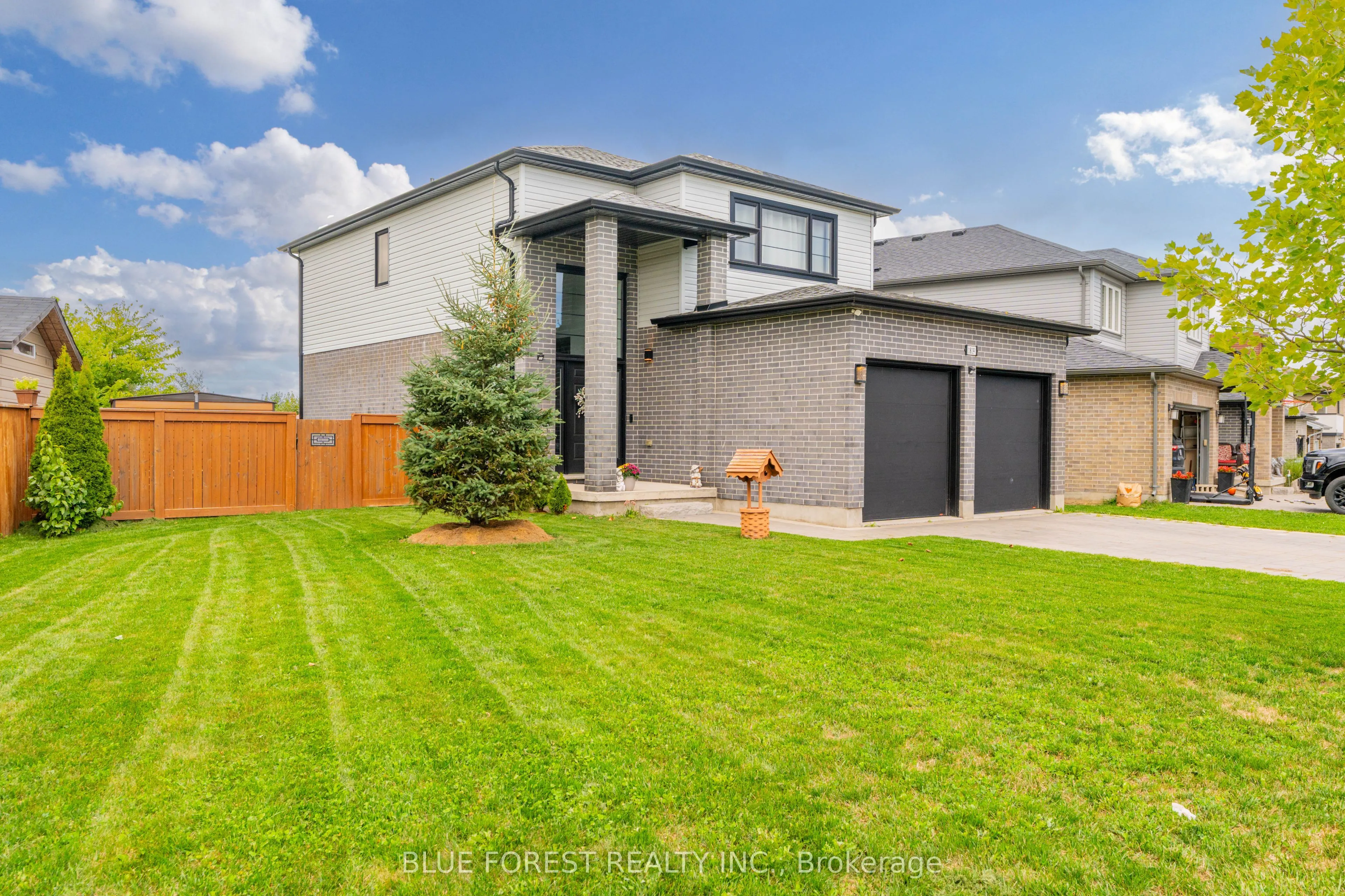 1819 Foxridge Crescent