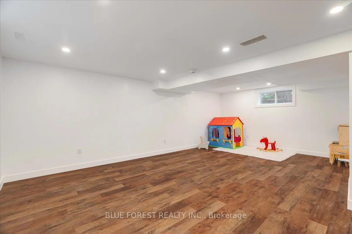 1819 Foxridge Crescent