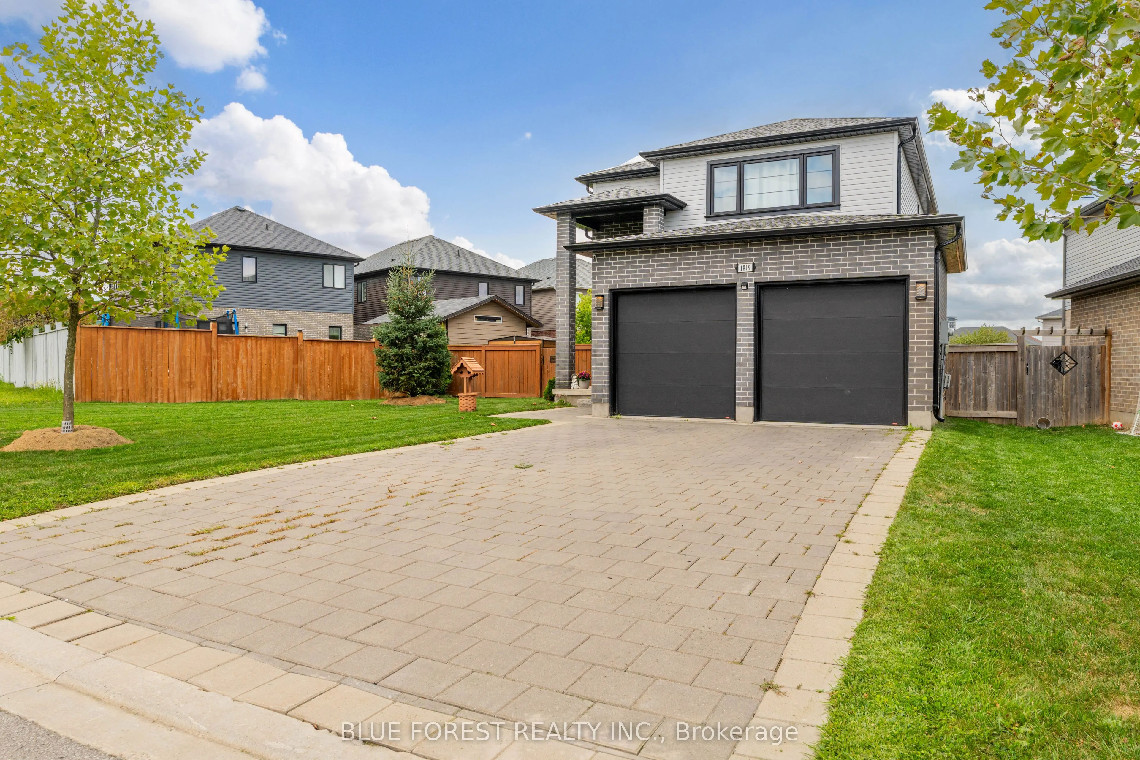 1819 Foxridge Crescent