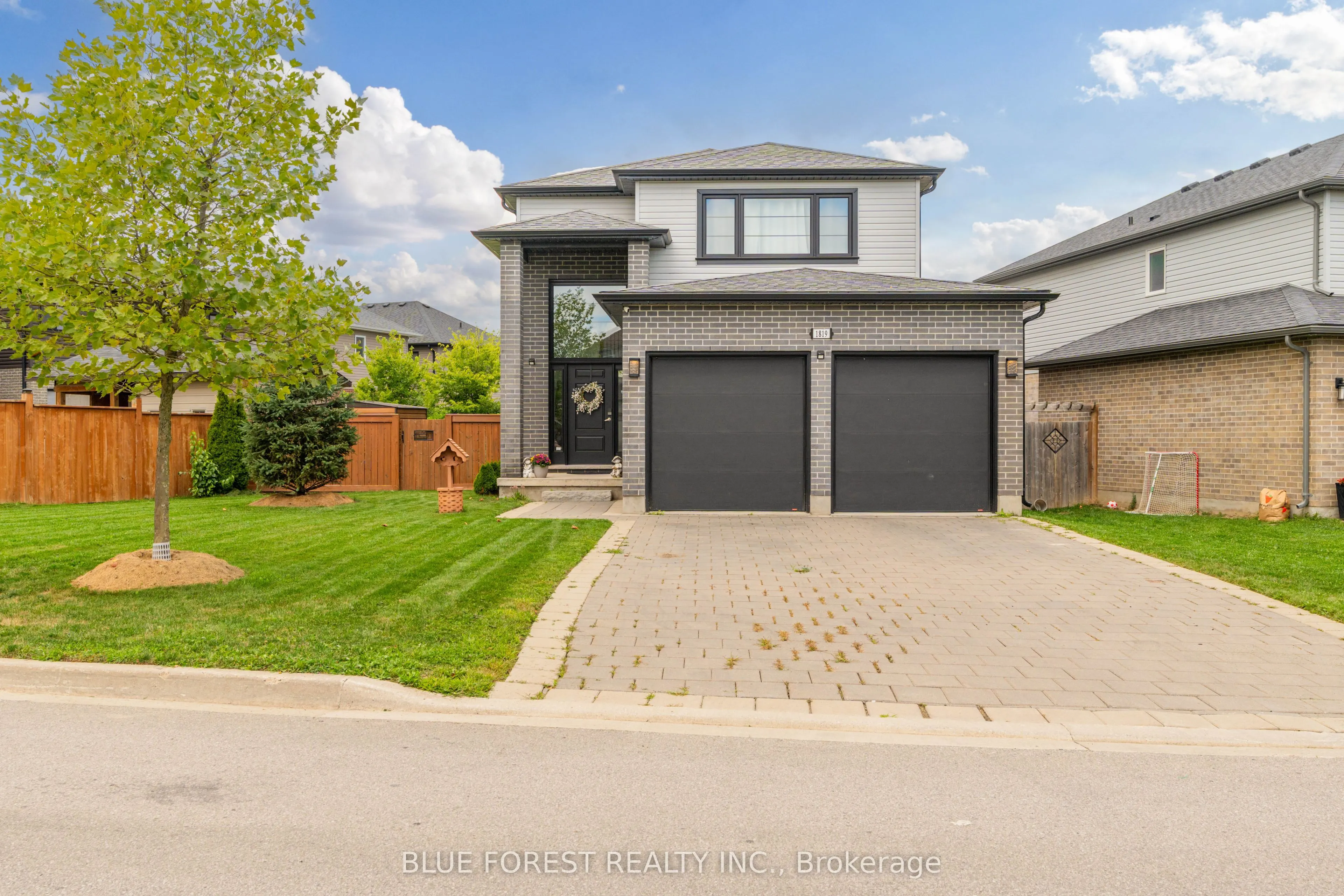 1819 Foxridge Crescent