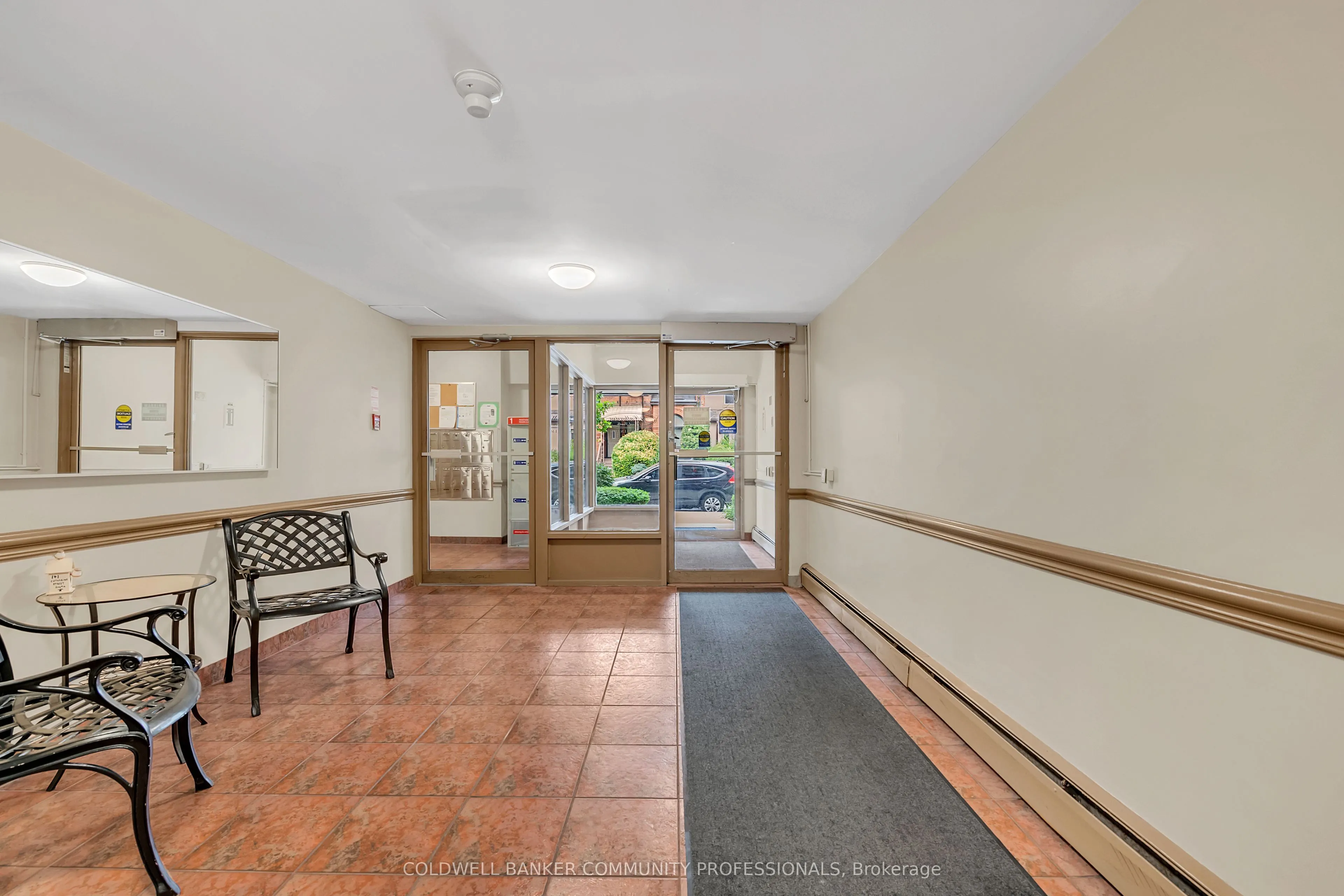 141 Catharine Street S, #806