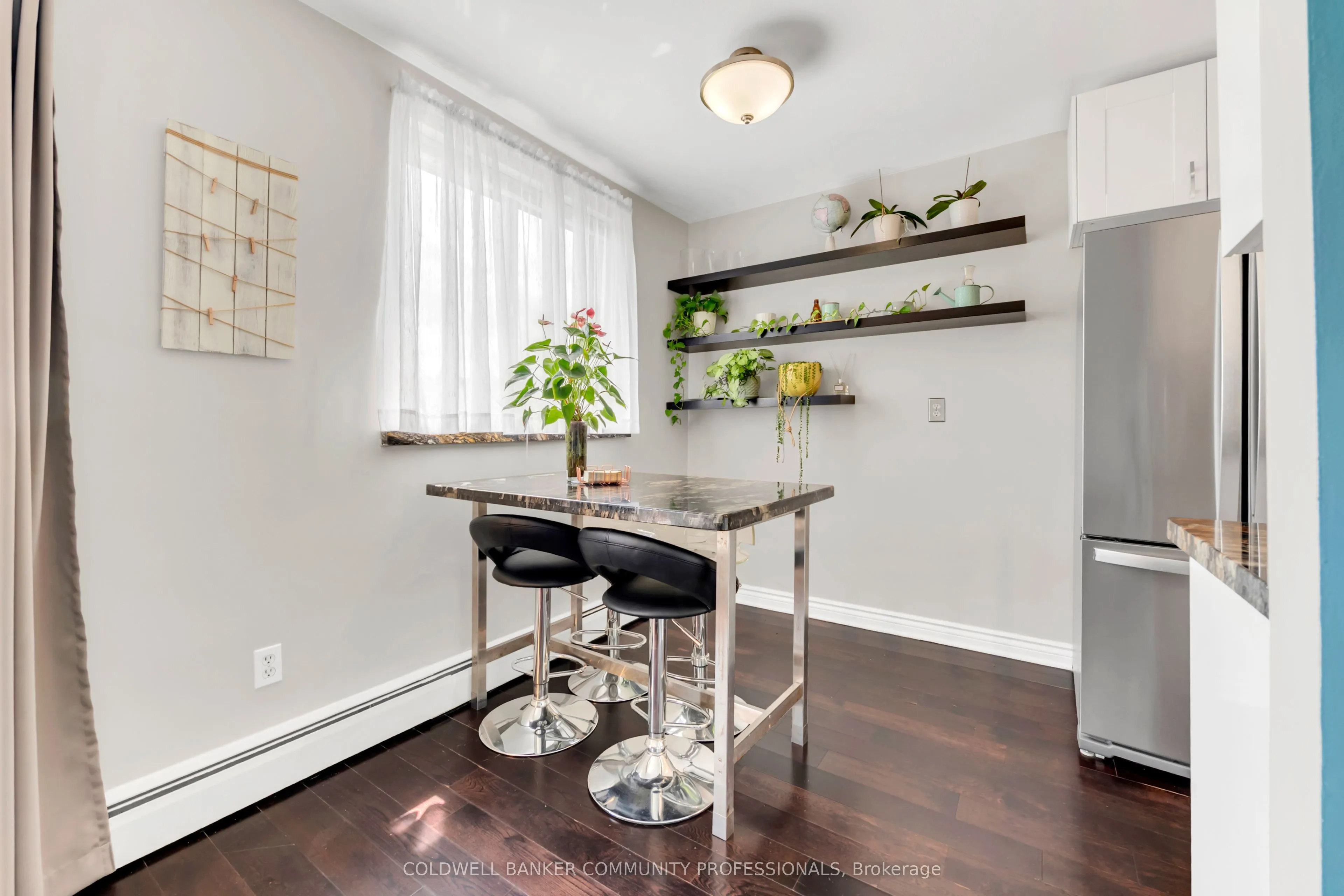 141 Catharine Street S, #806