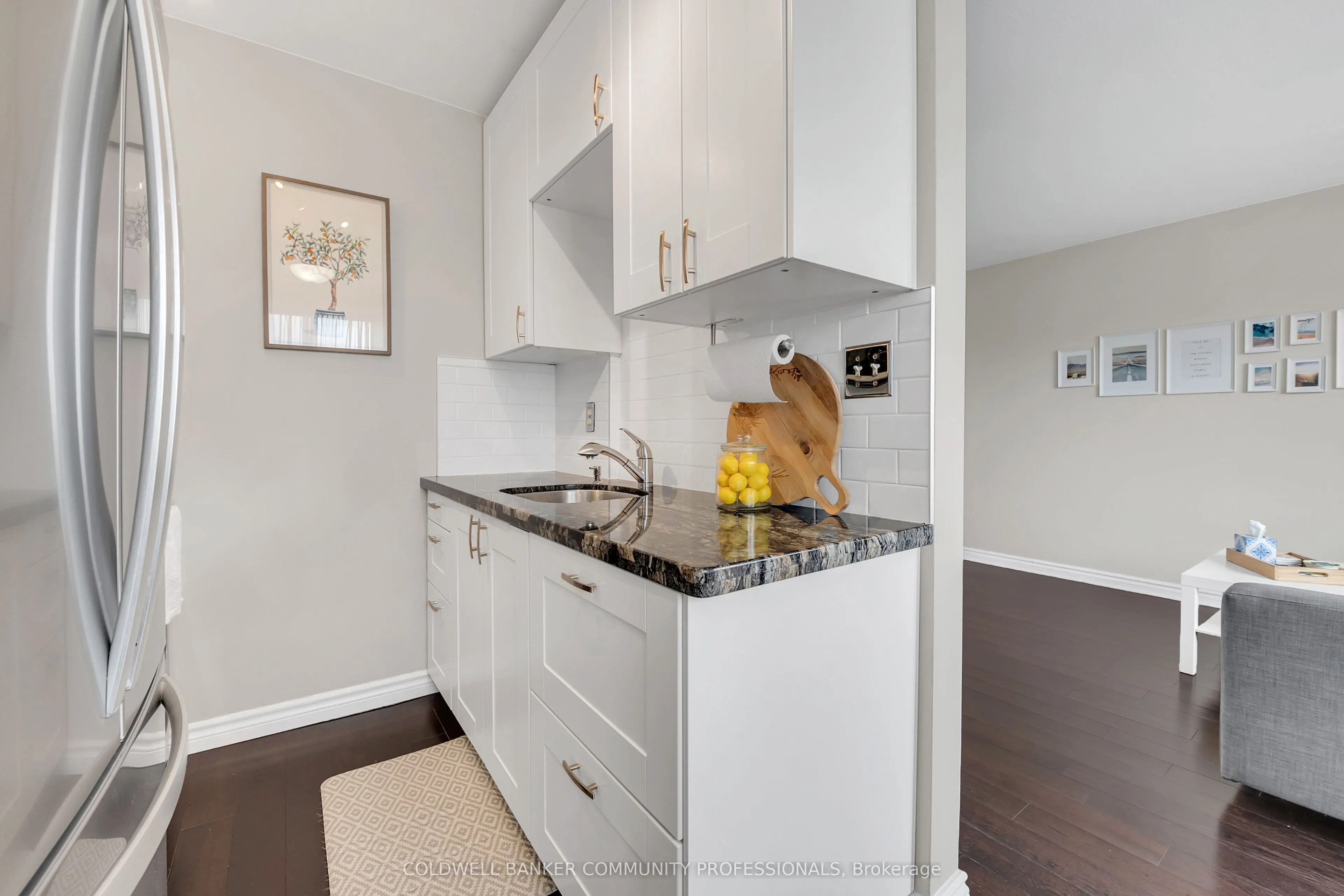 141 Catharine Street S, #806