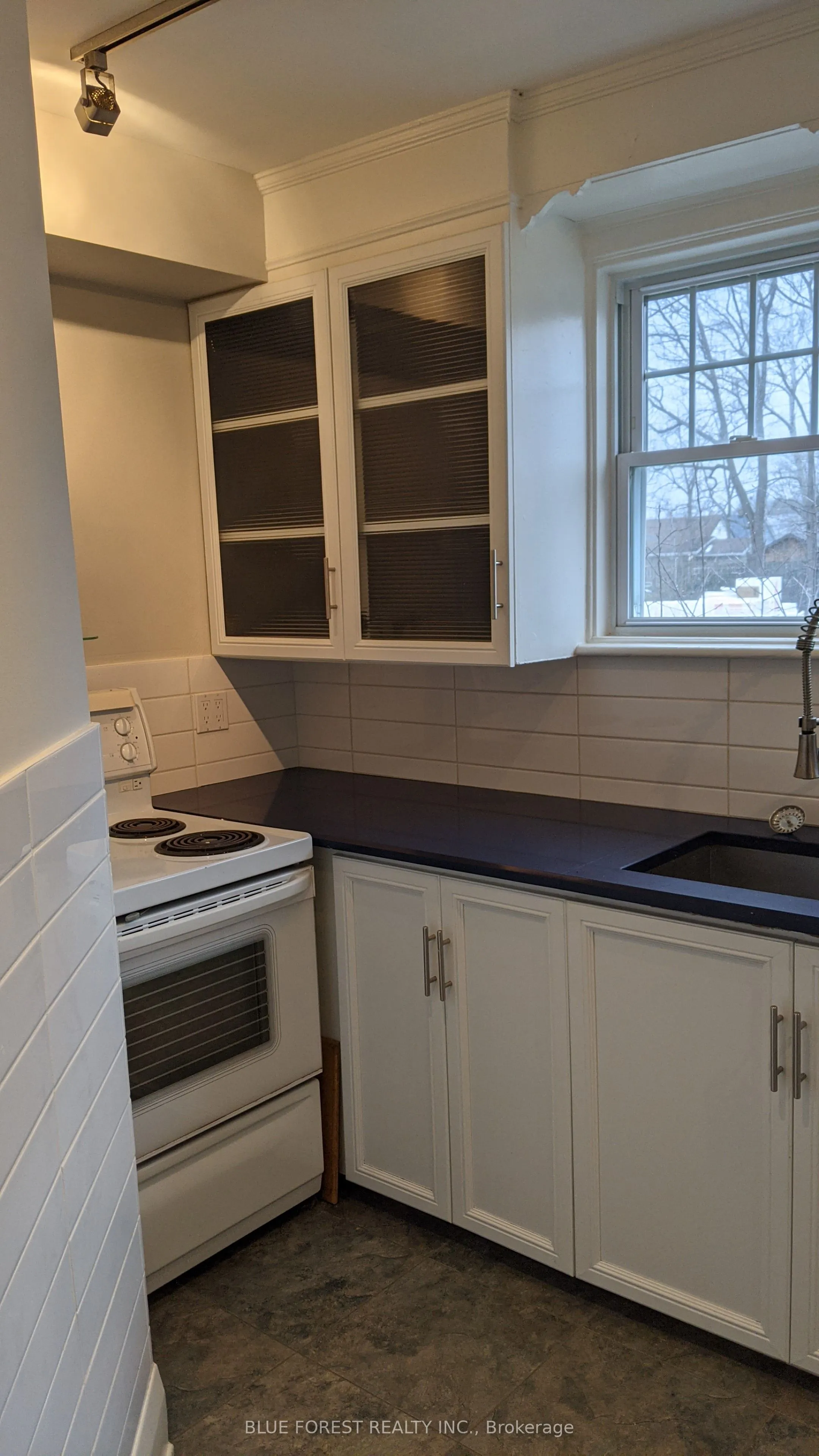 35 Cliftonvale Avenue, #MAIN FLOOR