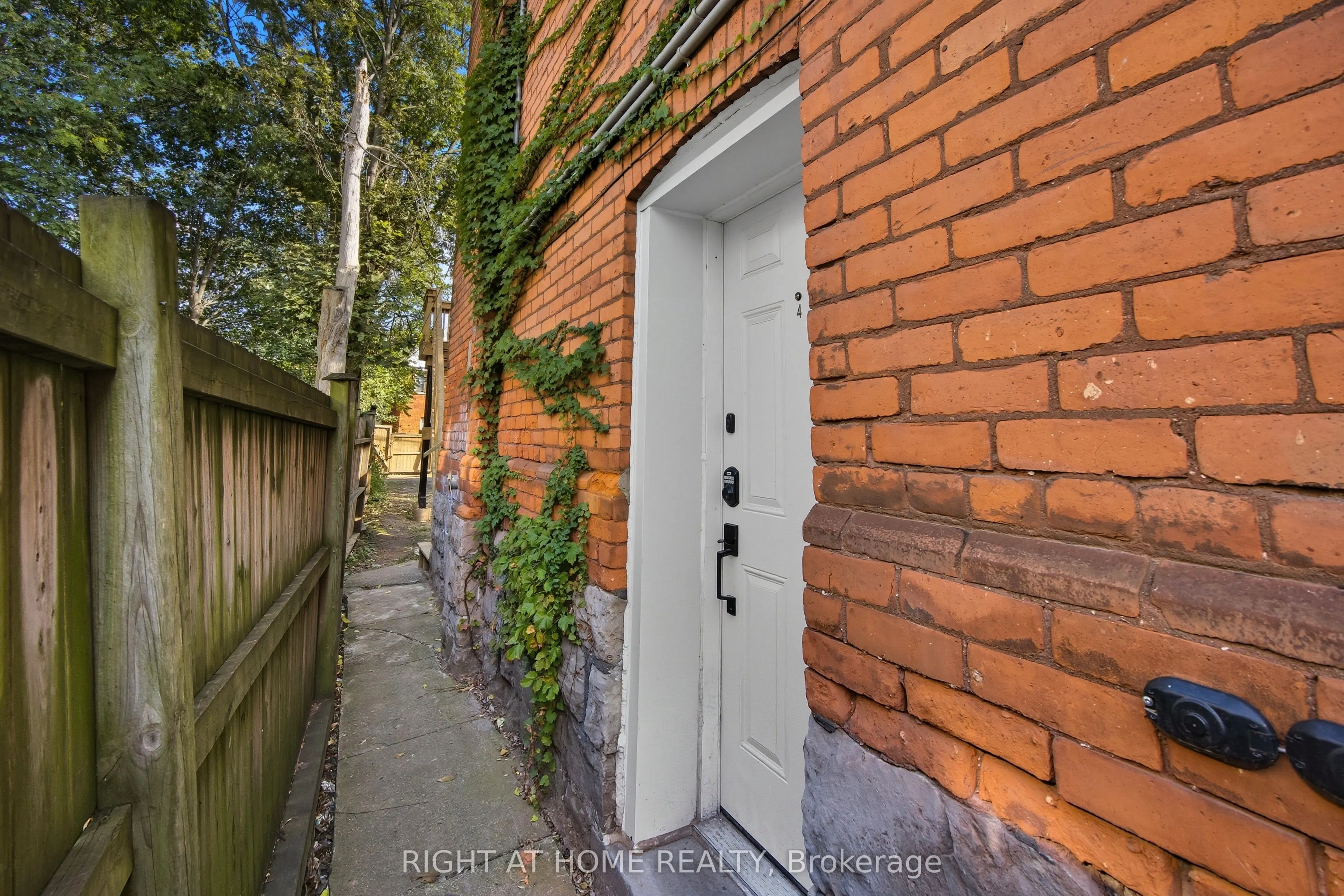 30 Stirton Street, #4