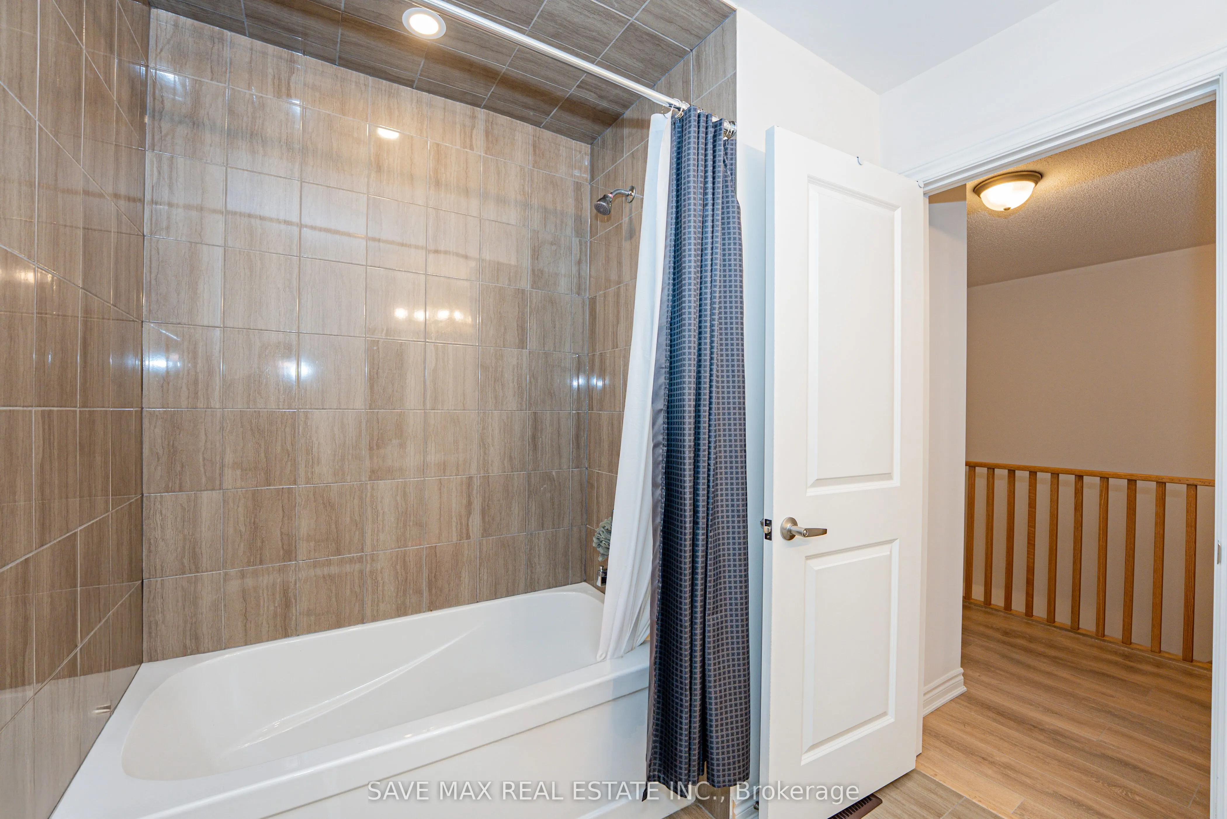 136 Sapphire Way W