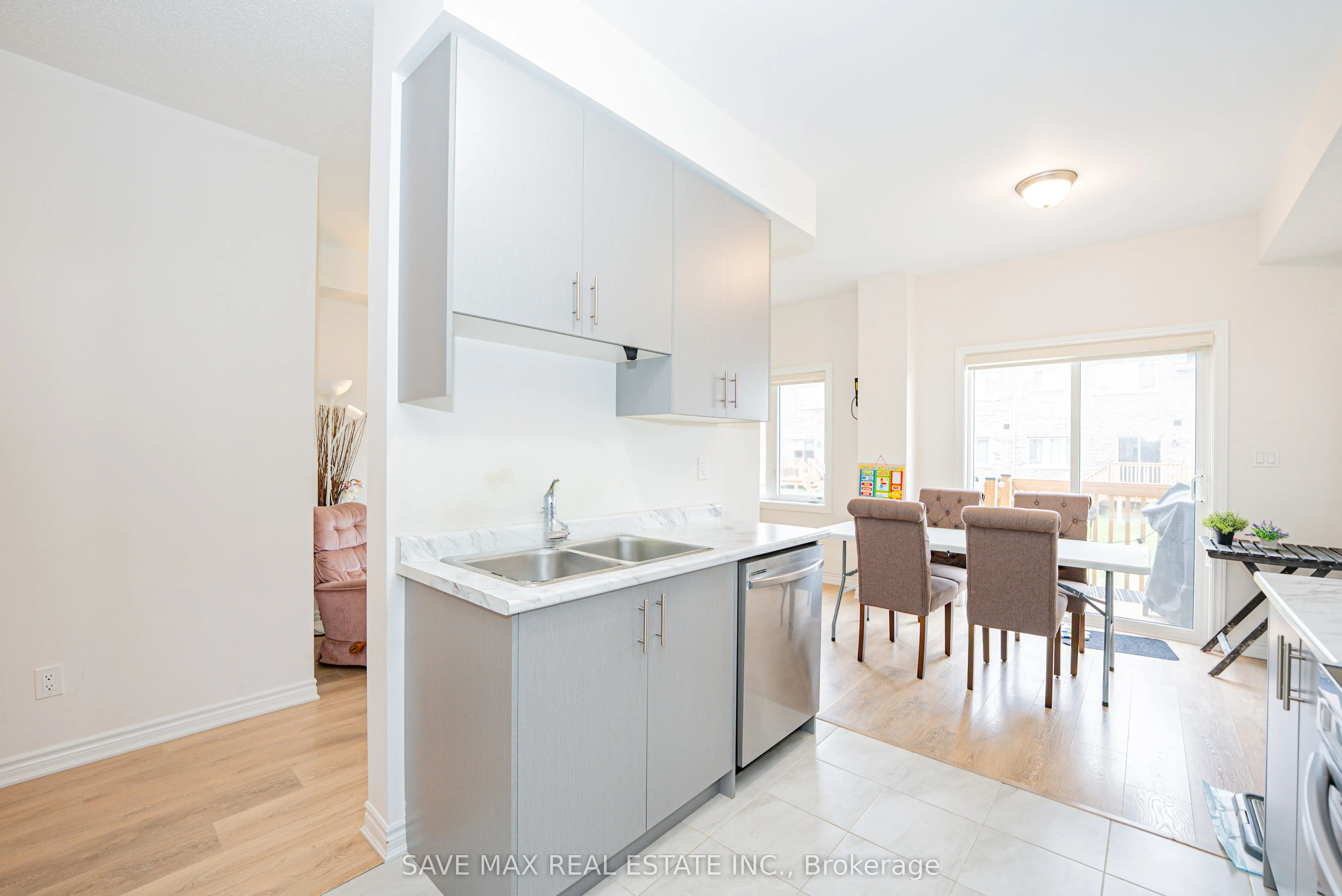 136 Sapphire Way W