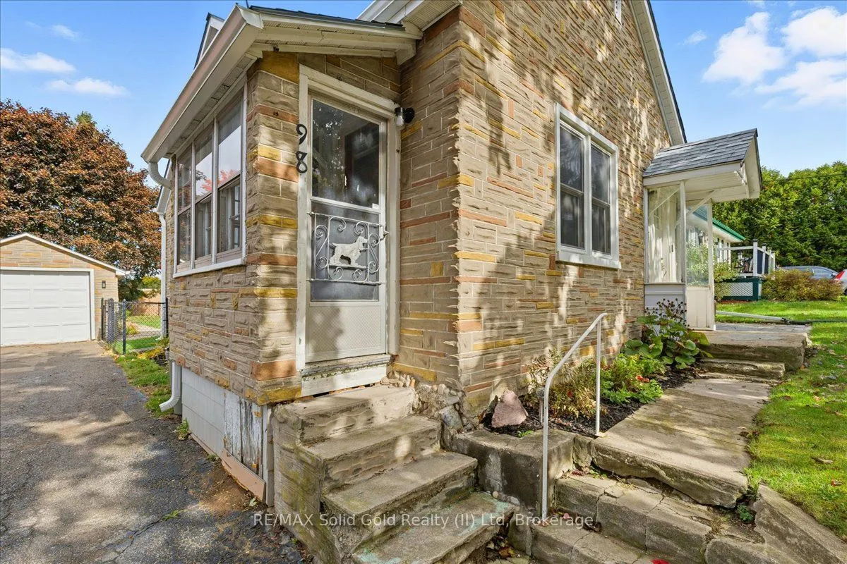 98 Albert Street E