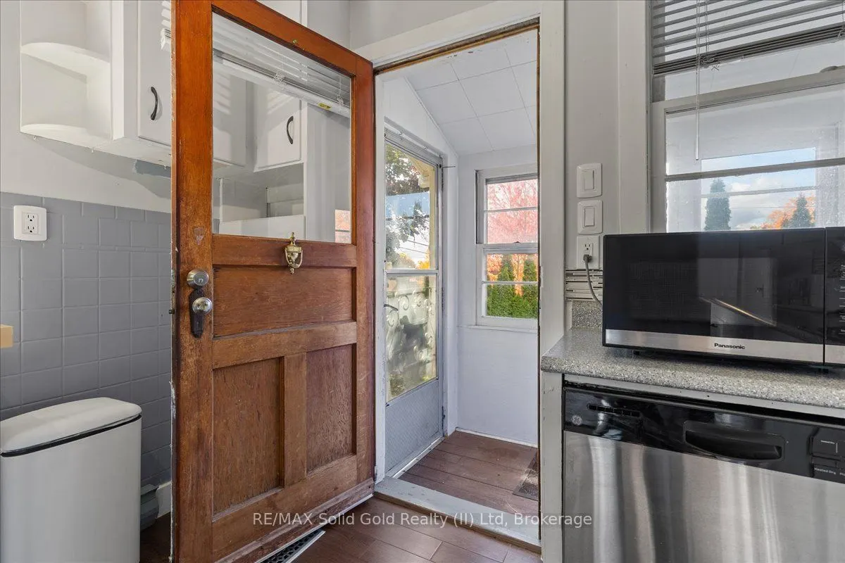 98 Albert Street E
