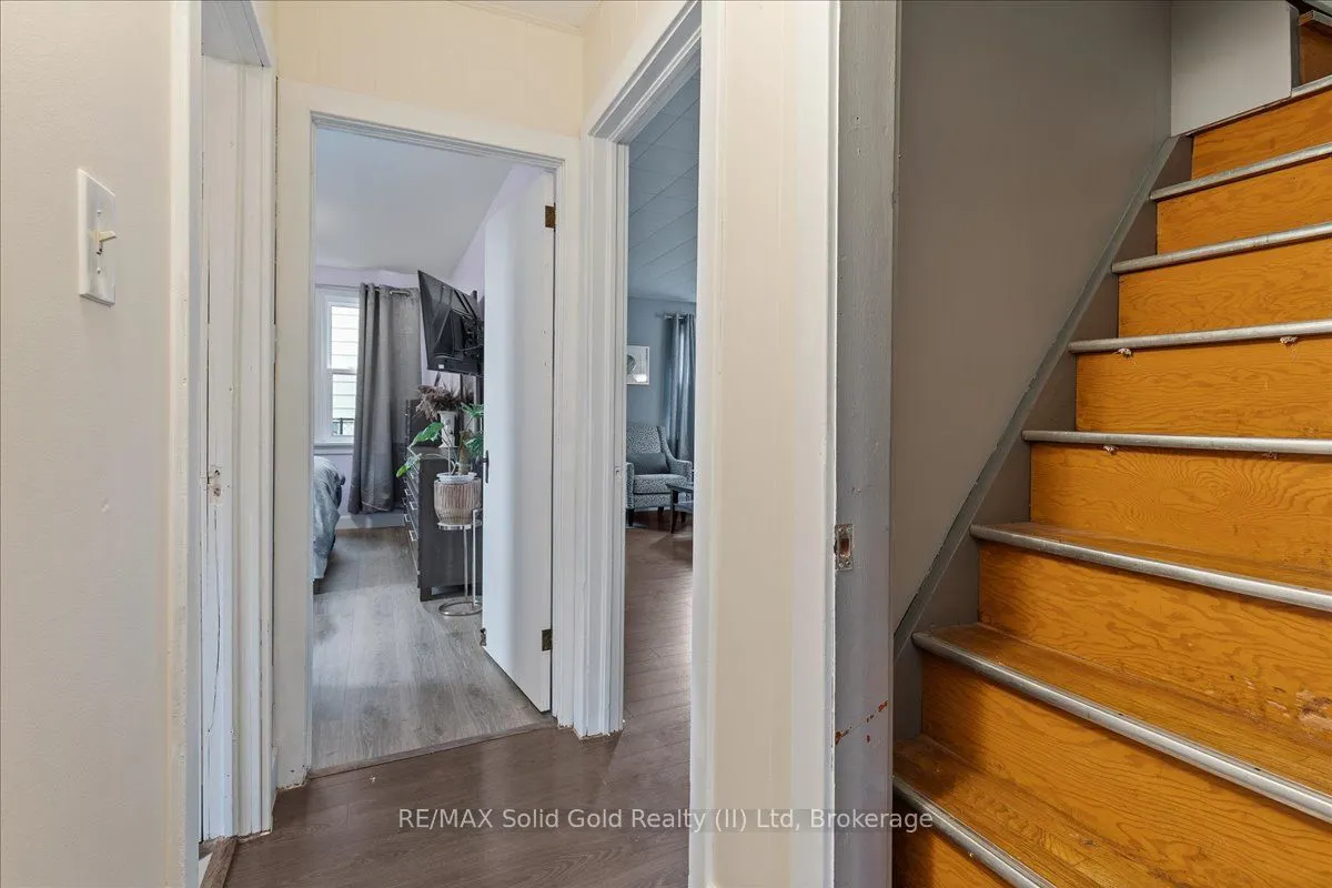 98 Albert Street E