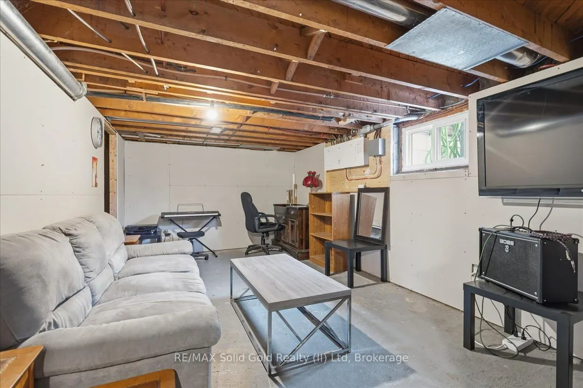 98 Albert Street E