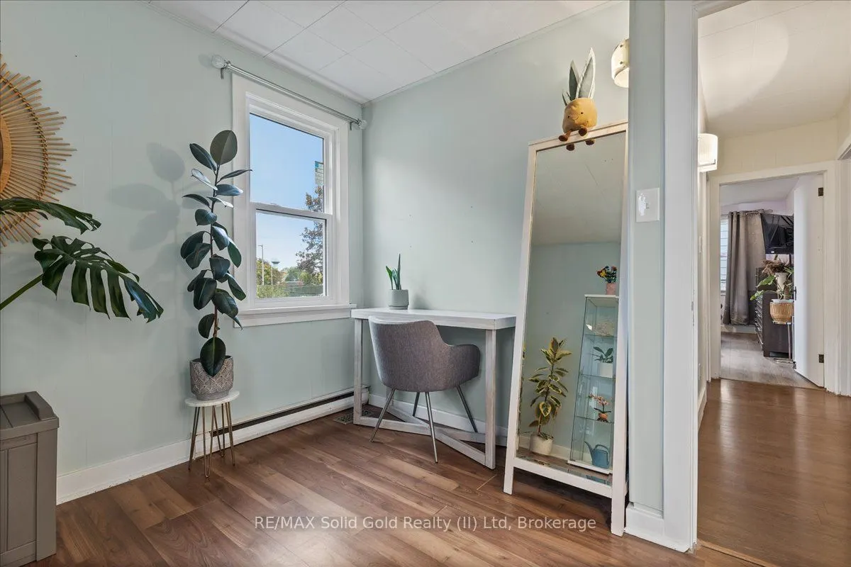 98 Albert Street E