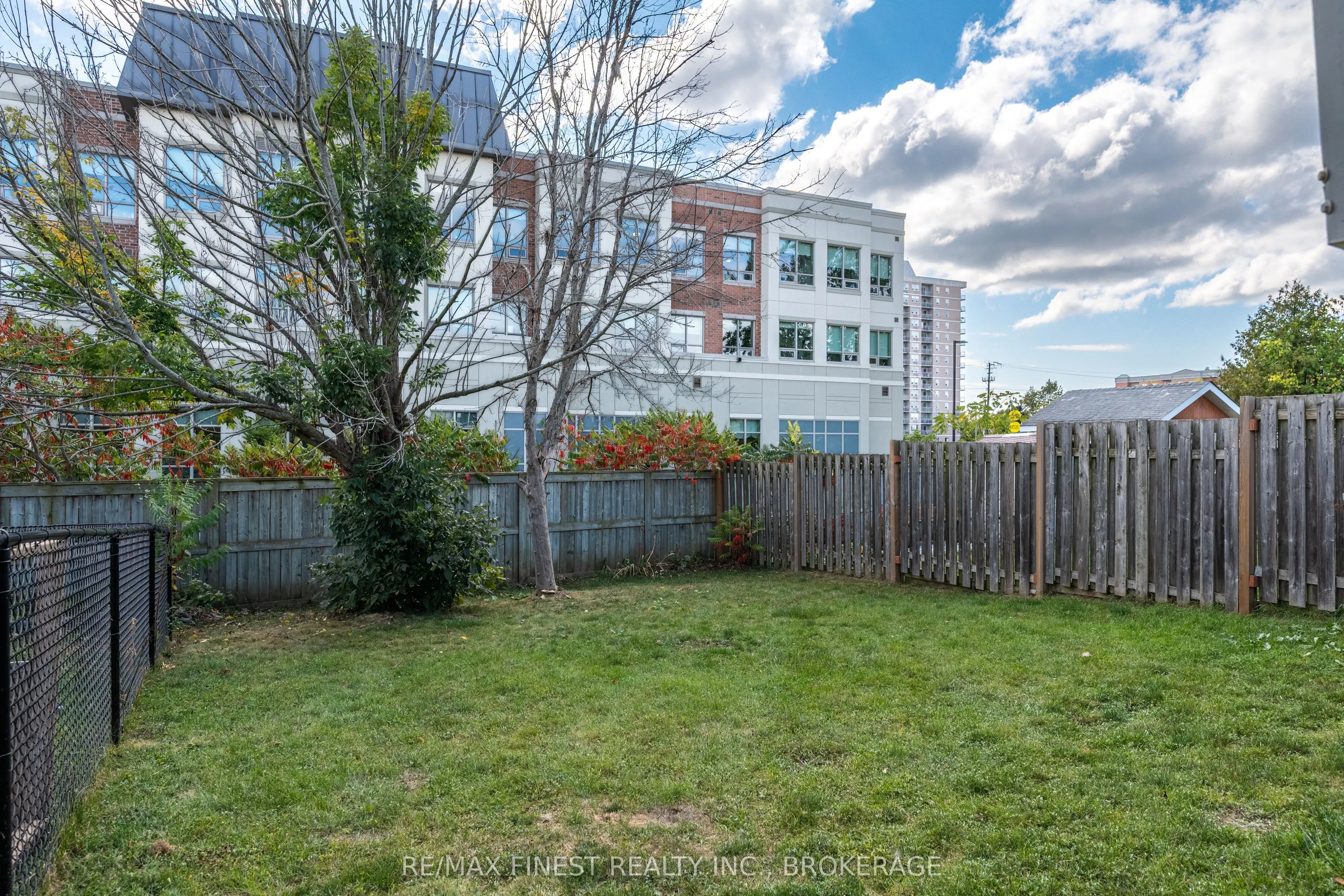 1032 Redwood Crescent