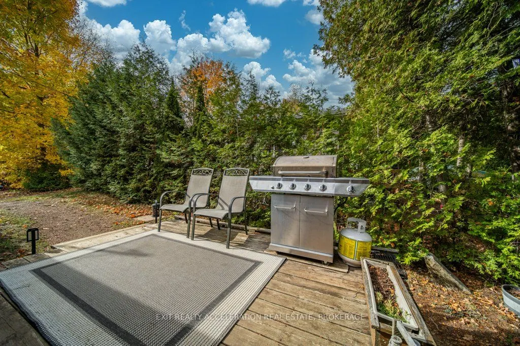 1049 Hawthorn Lane