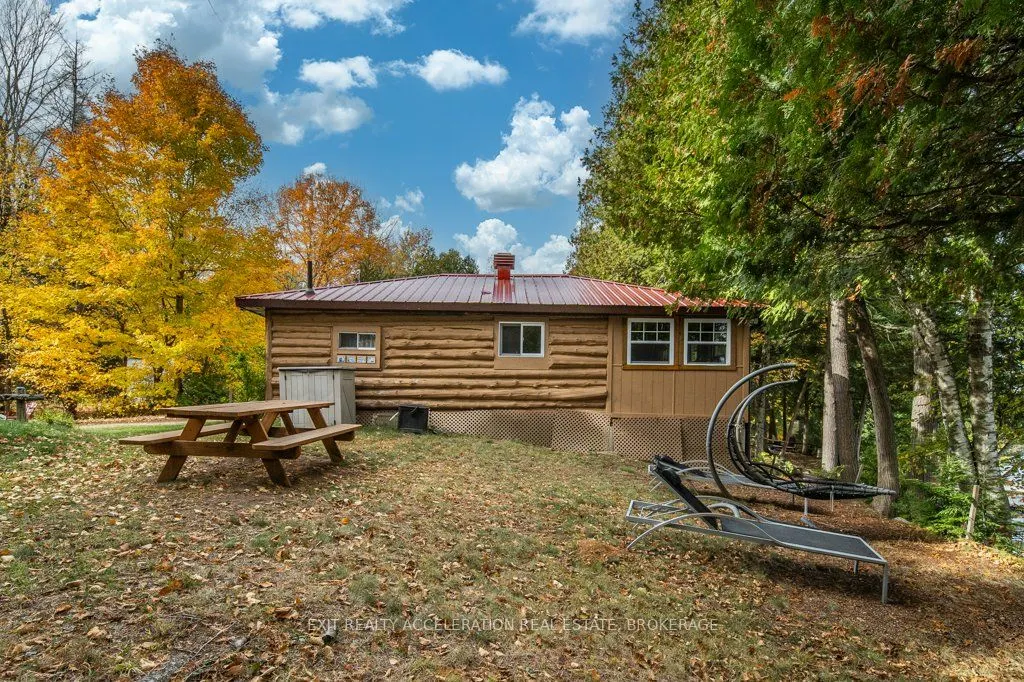 1049 Hawthorn Lane