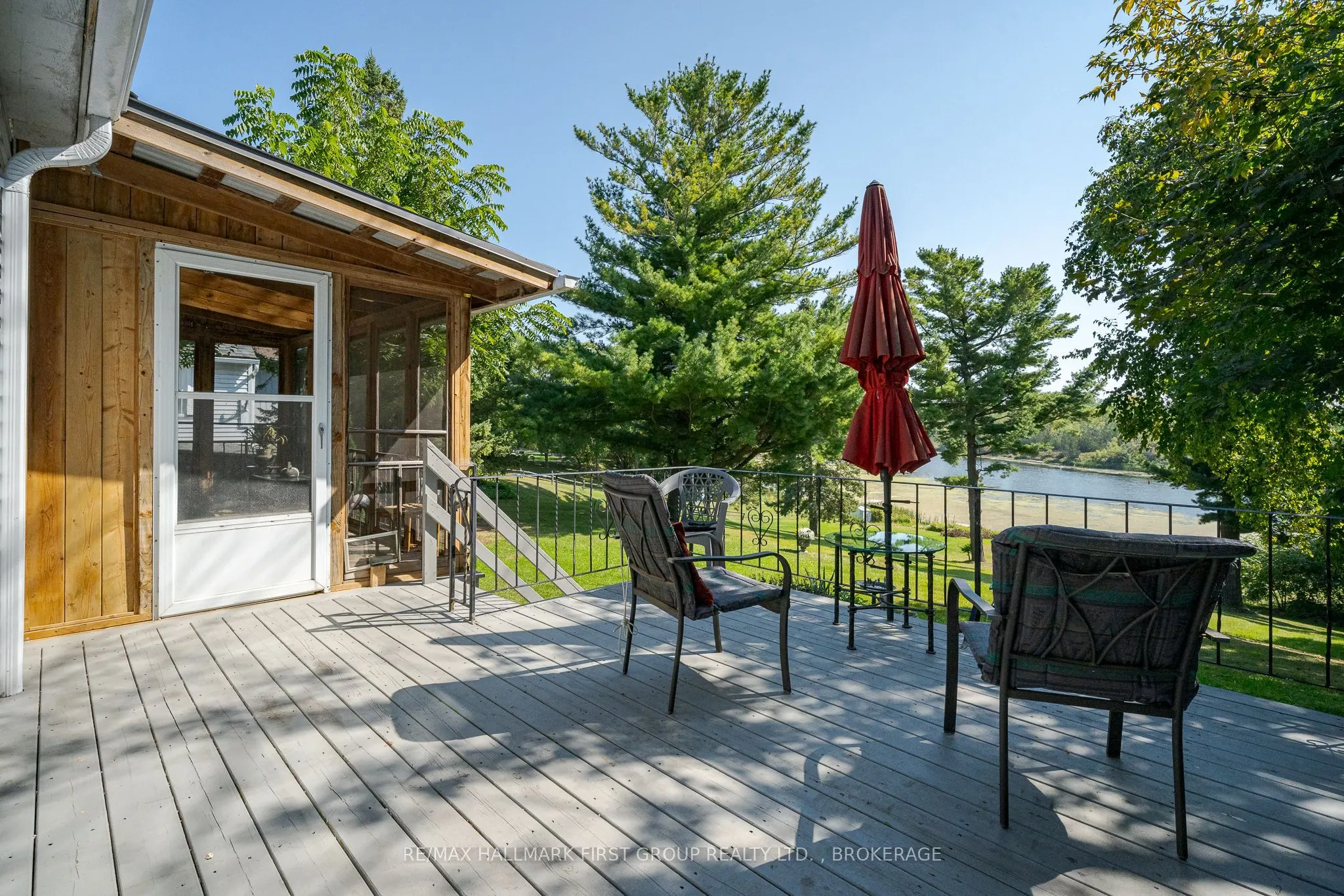 366 Dundas Street W