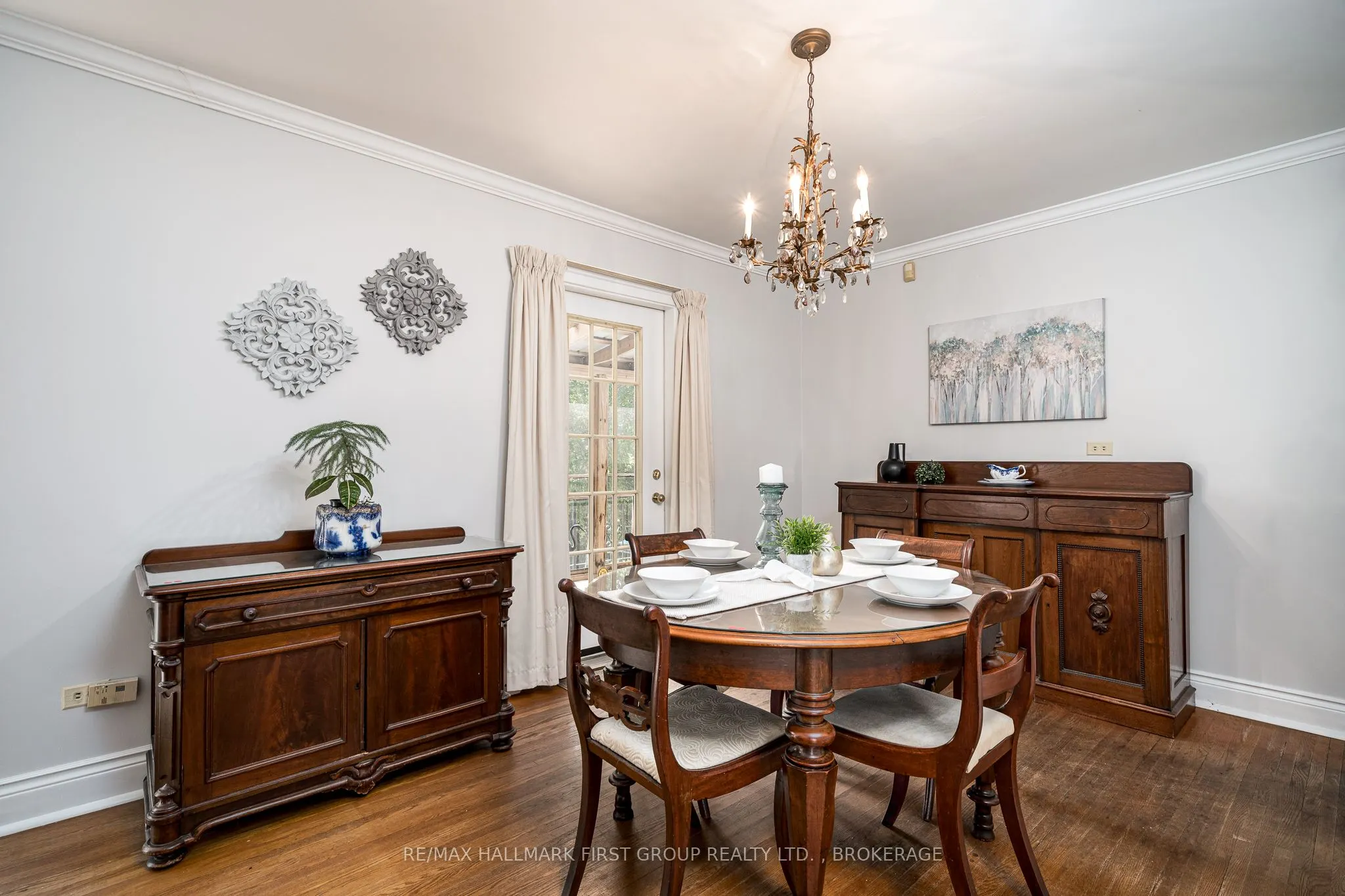 366 Dundas Street W