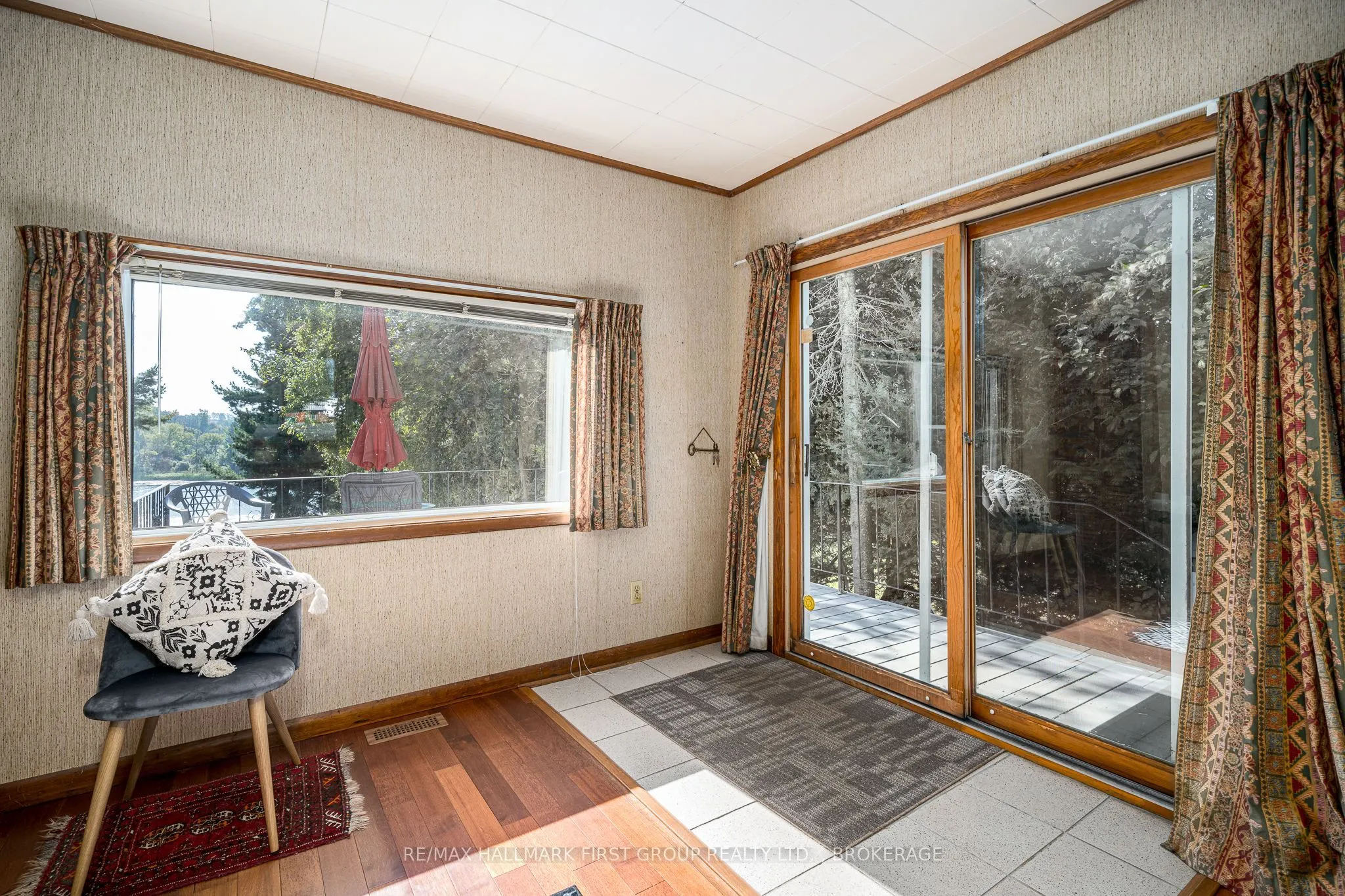 366 Dundas Street W