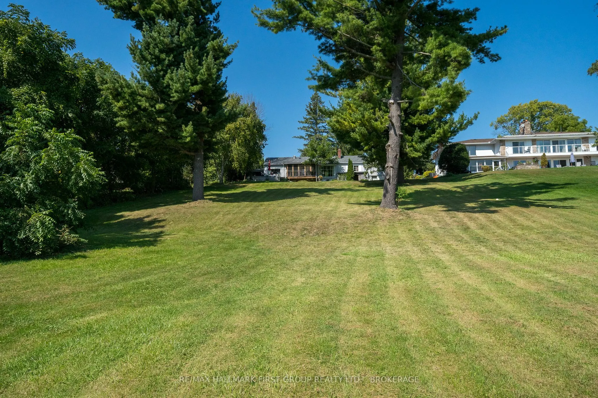 366 Dundas Street W