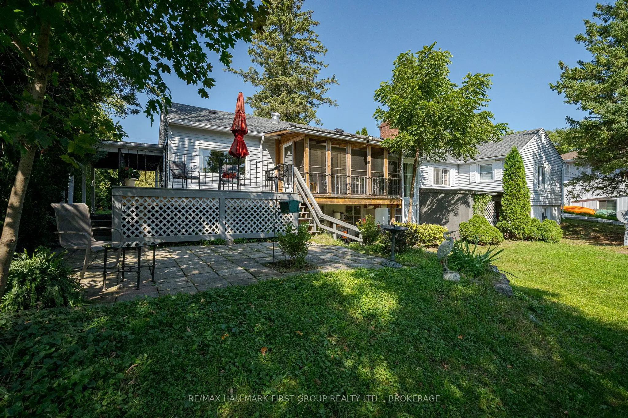366 Dundas Street W