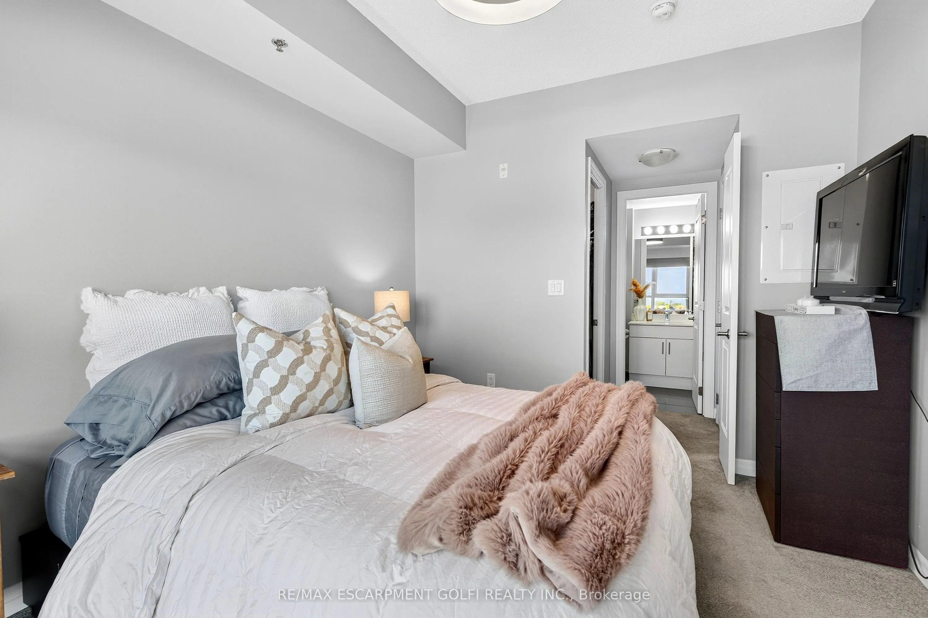 560 North Service Road, #505