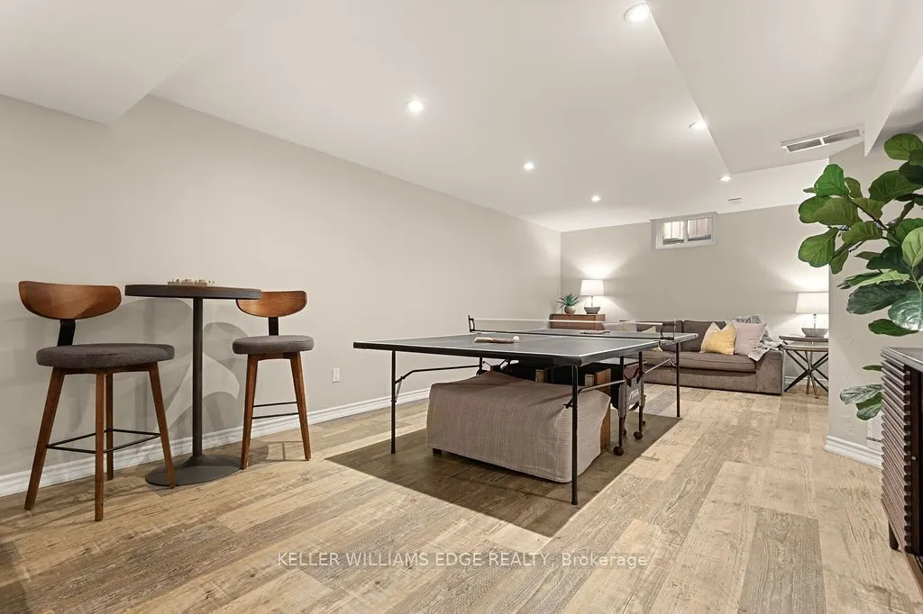 16 Edgecroft Crescent