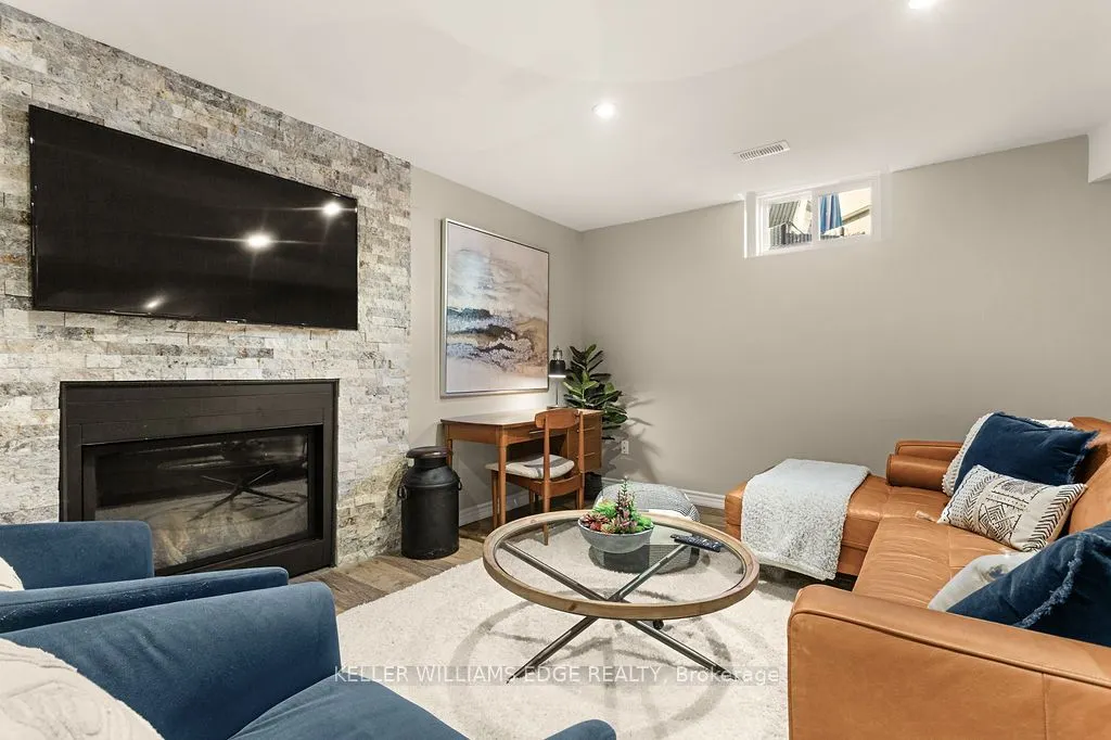 16 Edgecroft Crescent