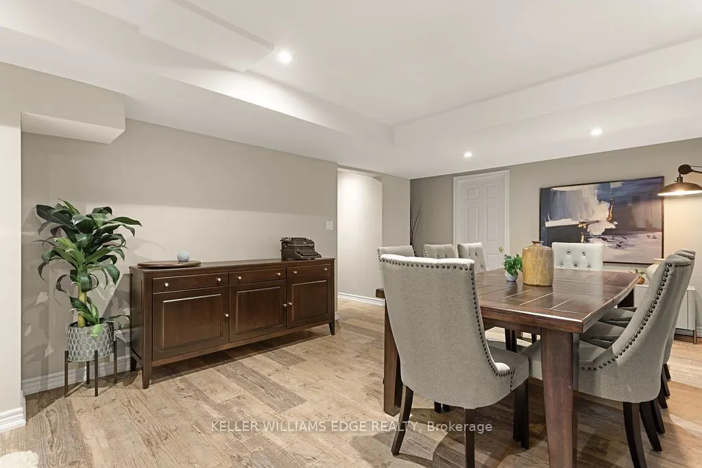 16 Edgecroft Crescent