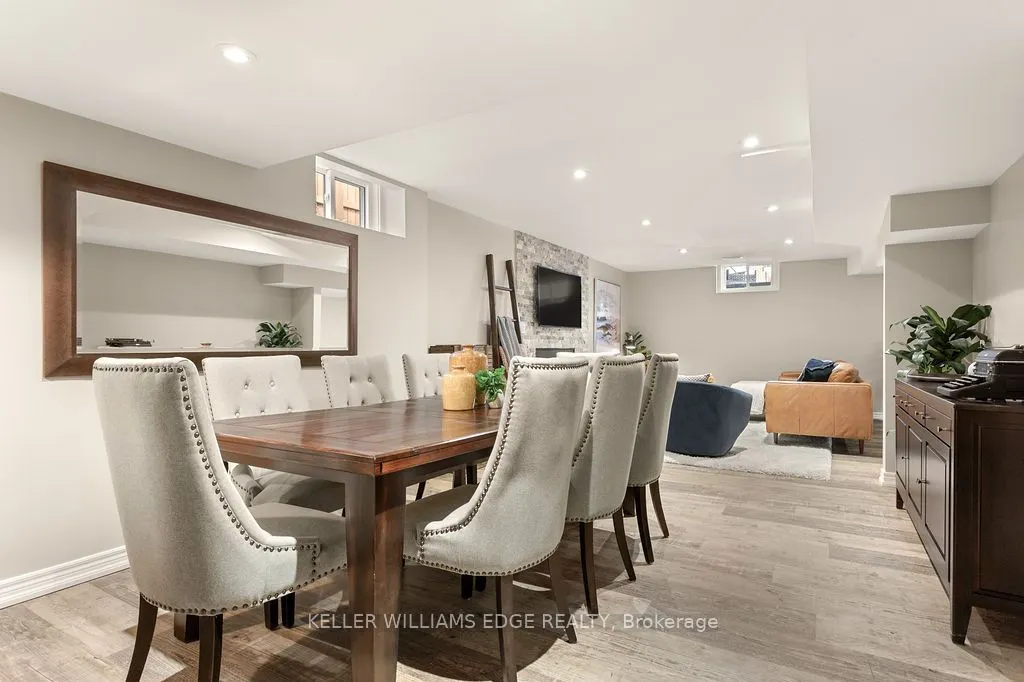 16 Edgecroft Crescent
