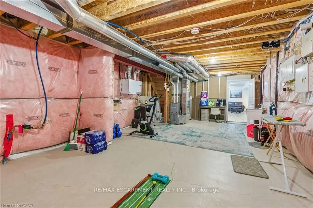 4 ELLIS Avenue
