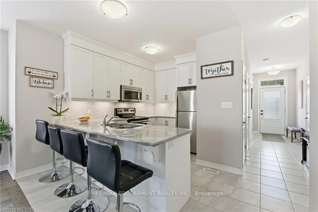 4 ELLIS Avenue