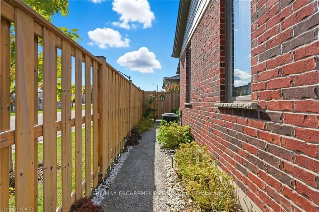 4 ELLIS Avenue