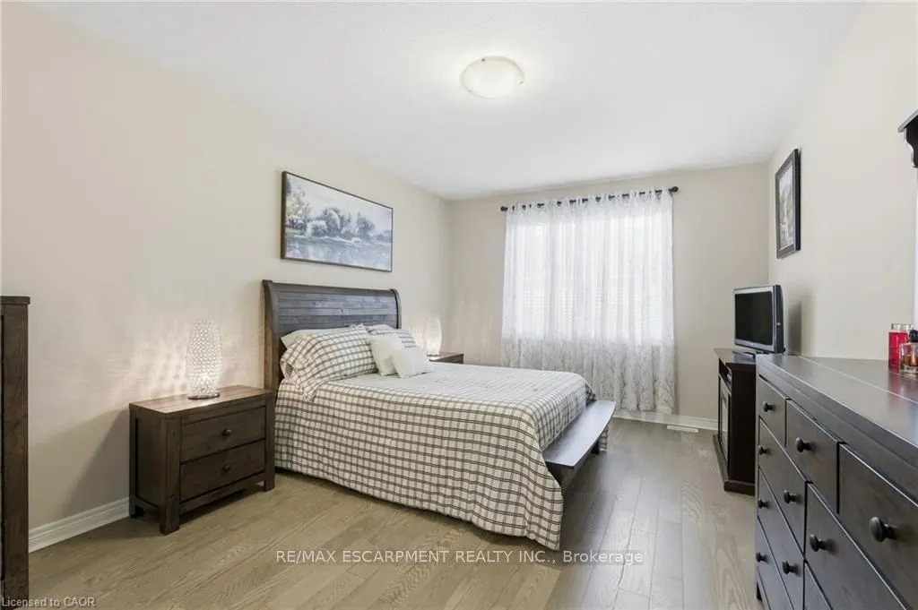 4 ELLIS Avenue