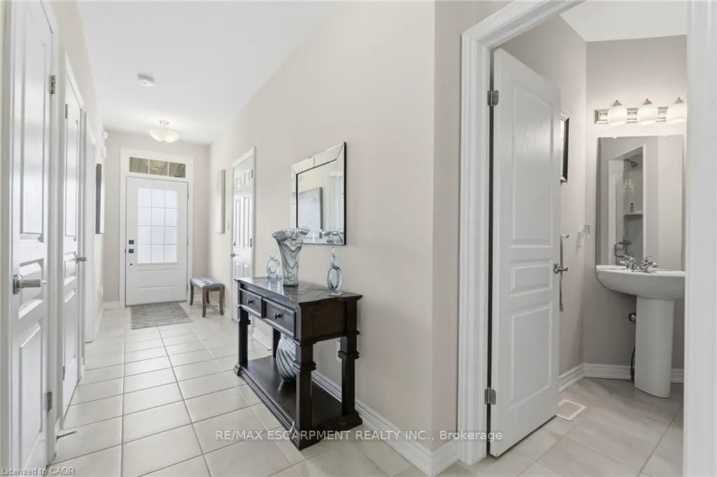 4 ELLIS Avenue
