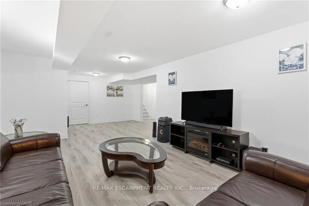 4 ELLIS Avenue