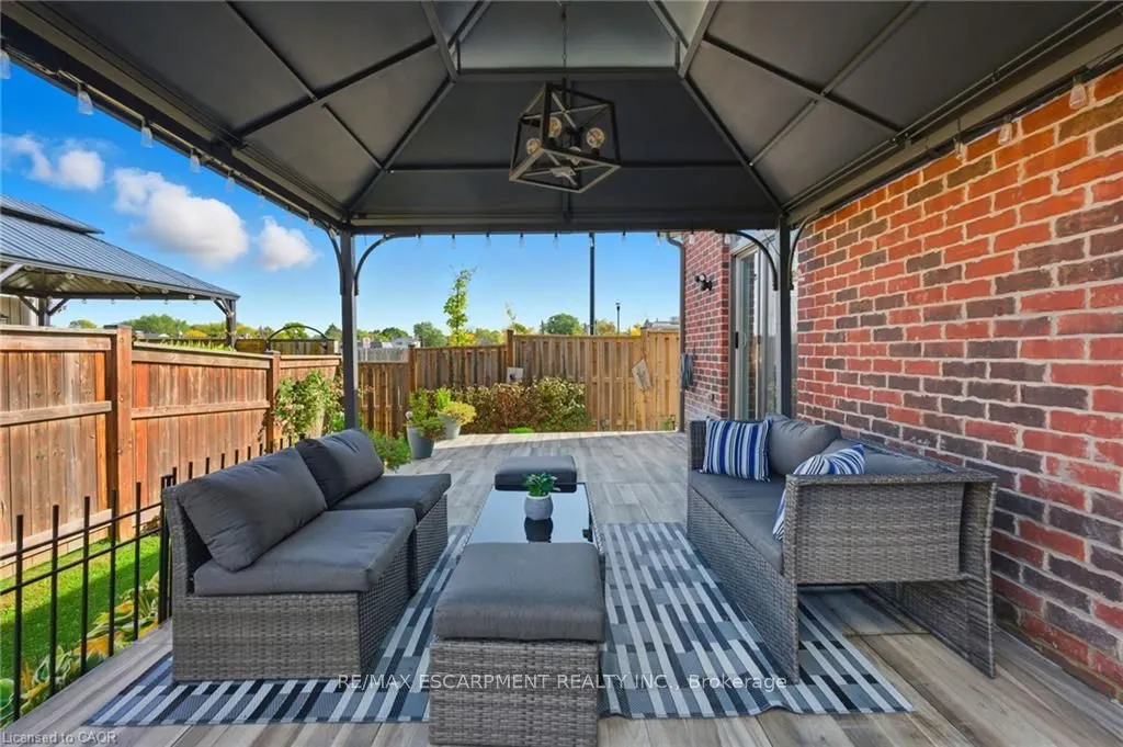 4 ELLIS Avenue