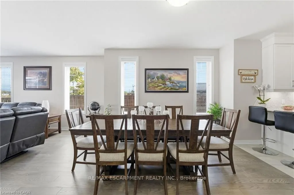 4 ELLIS Avenue