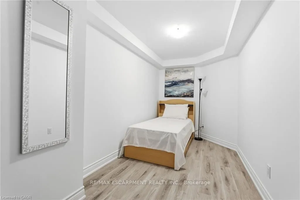 4 ELLIS Avenue