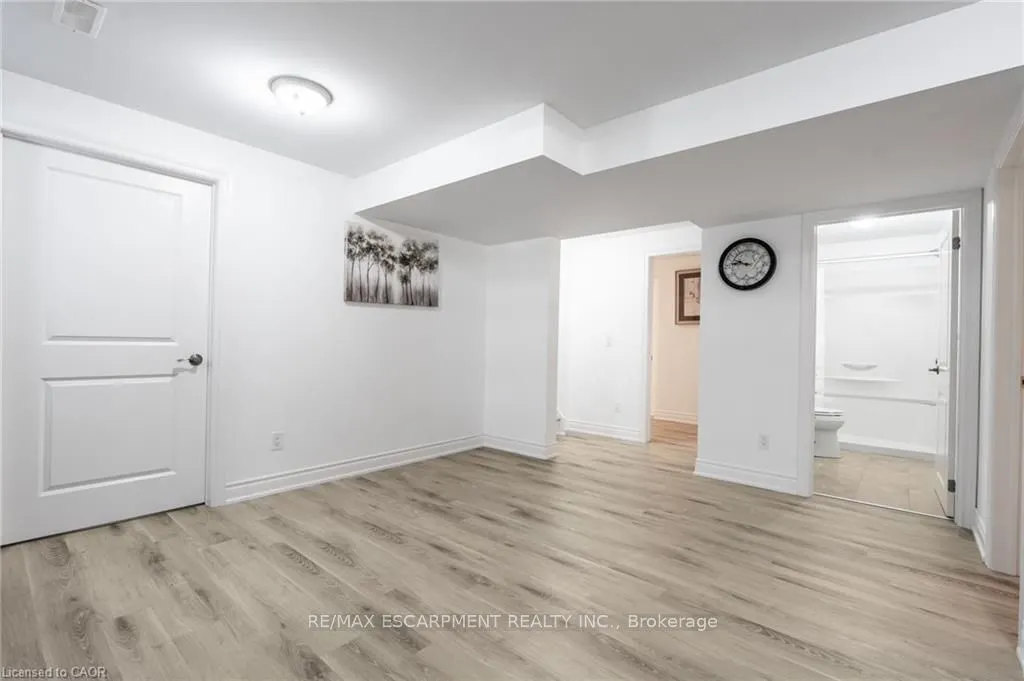 4 ELLIS Avenue